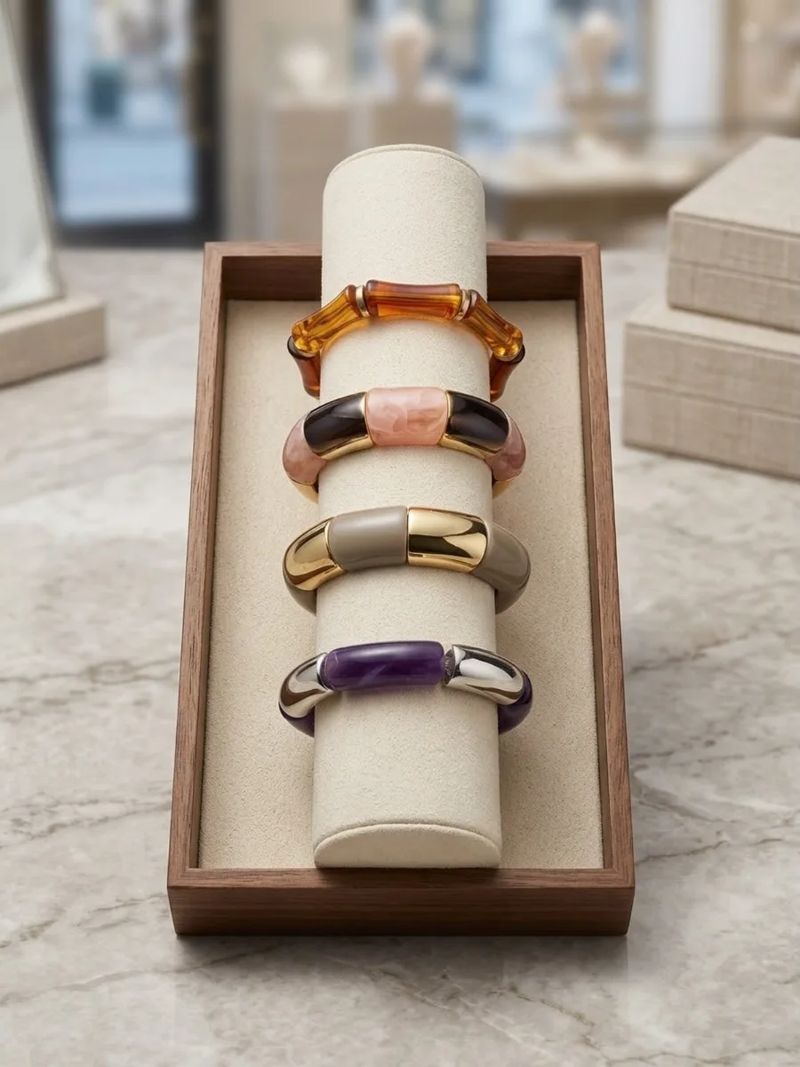Anillos esmaltados de colores en exhibidor