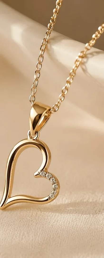 Cadena dorada con dije de corazón