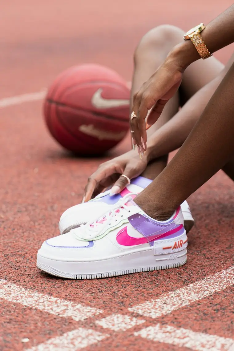 Tenis Nike rosados en cancha