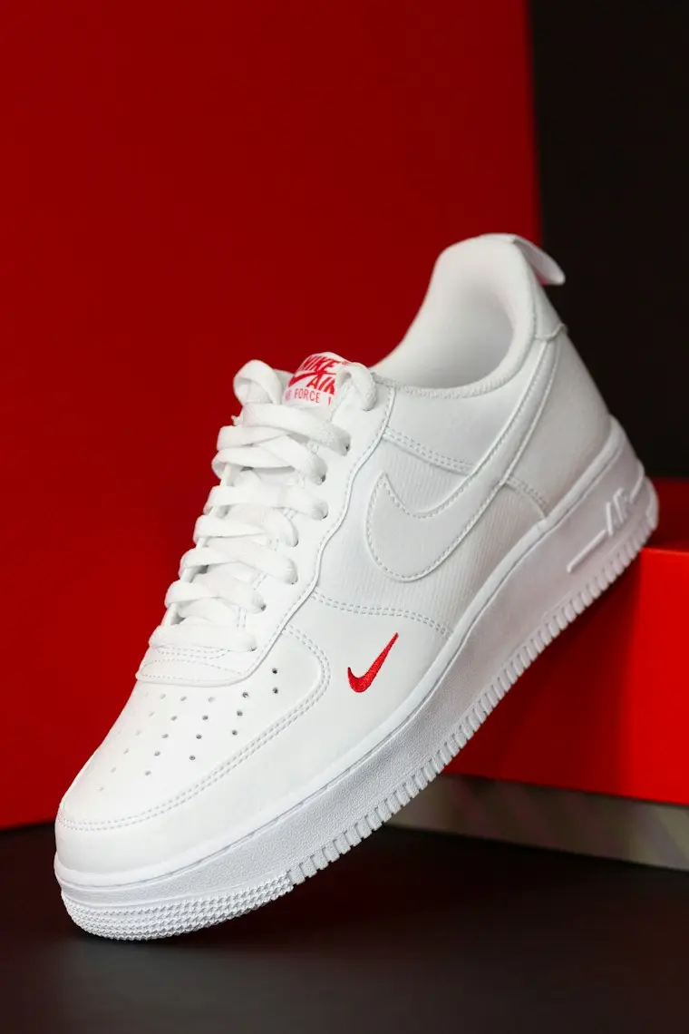 Tenis Nike Air Force 1 blanco con detalle rojo
